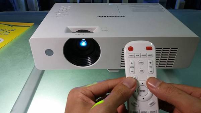 Khởi động để sử dụng máy chiếu