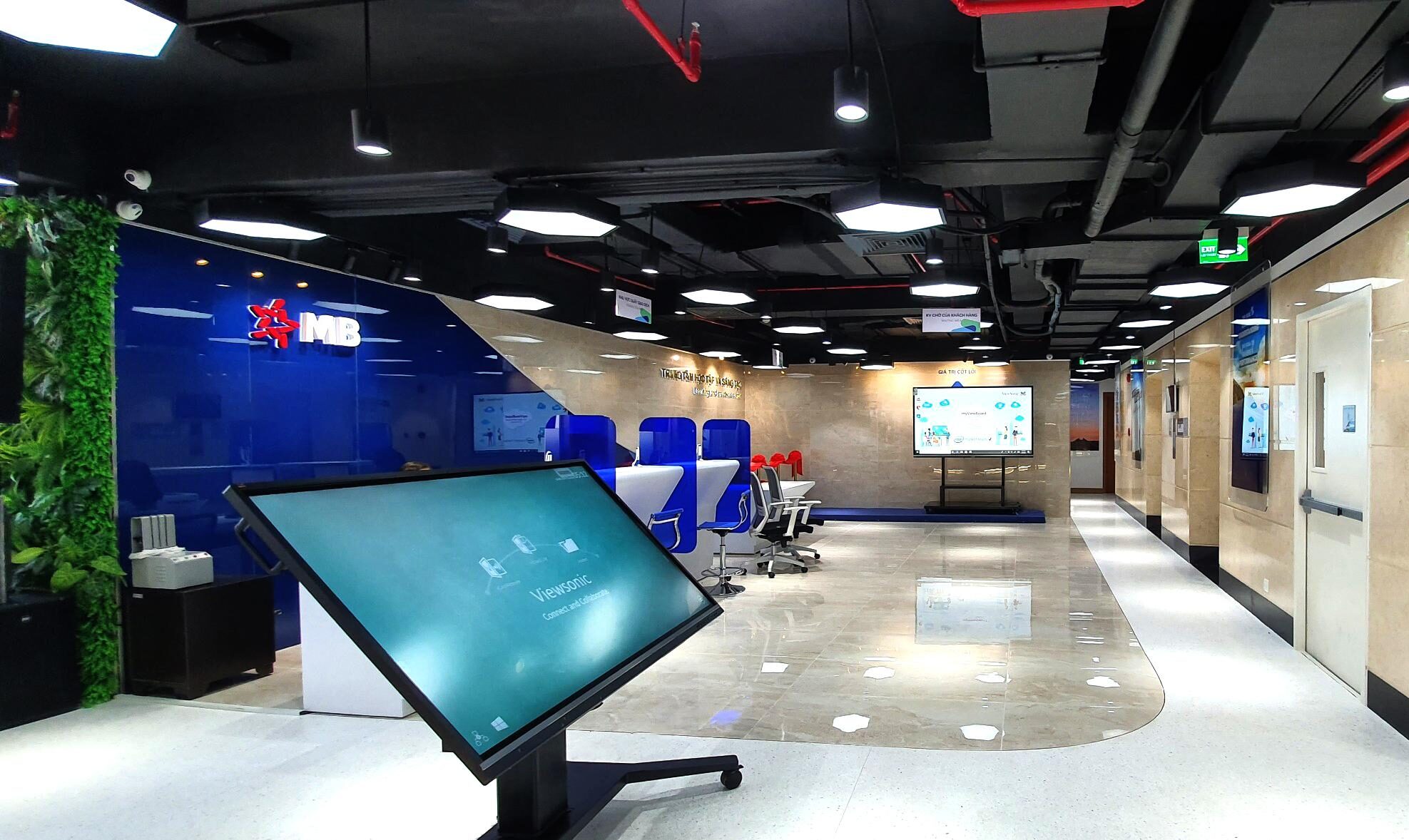 uu diem man hinh tuong tac trong ban le